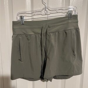 CALIA truelight seamed mid rise short